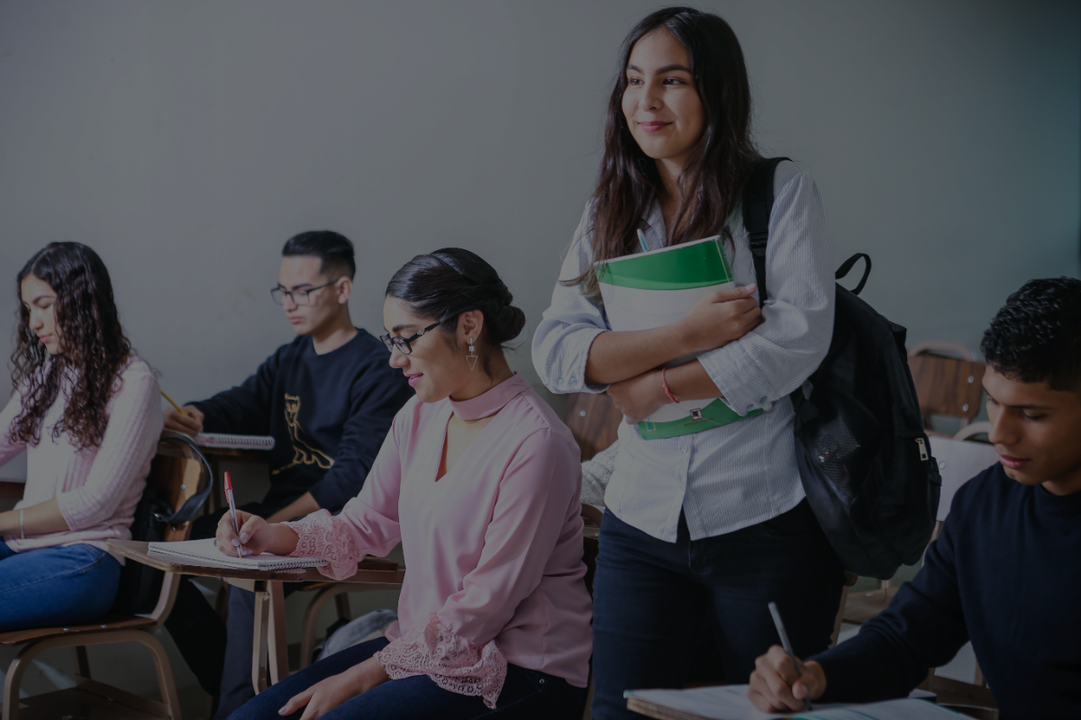 学生s in a classroom
