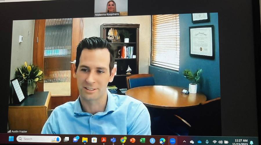 A male alum and a female student meet virtually.