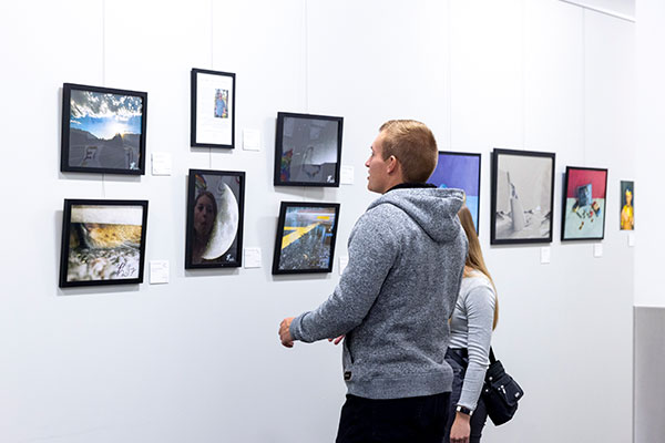 事件 日历 Preview, with people at an art show