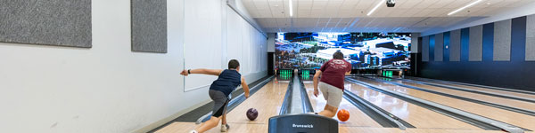 学生s bowling at the SLWC