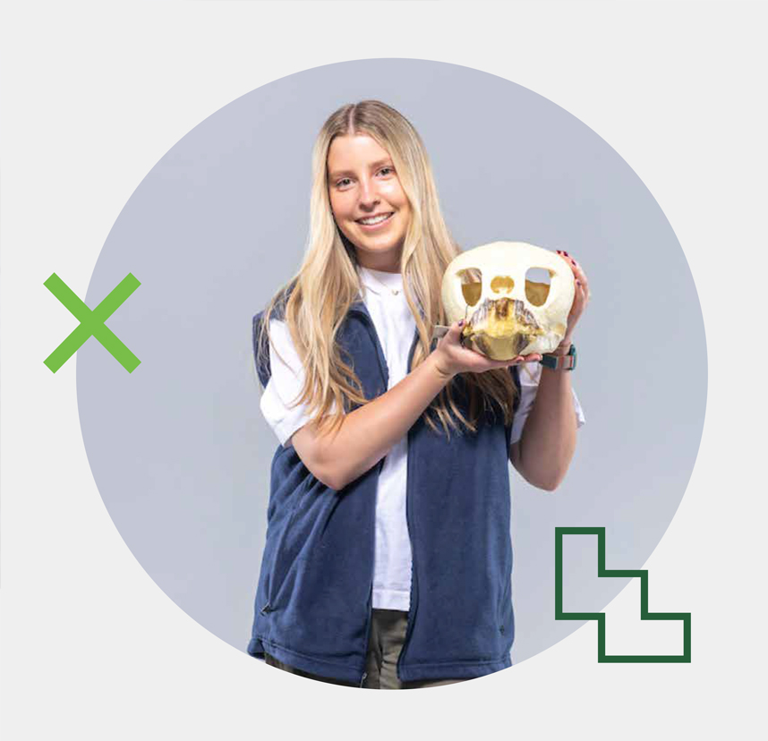 学生 holding a skull
