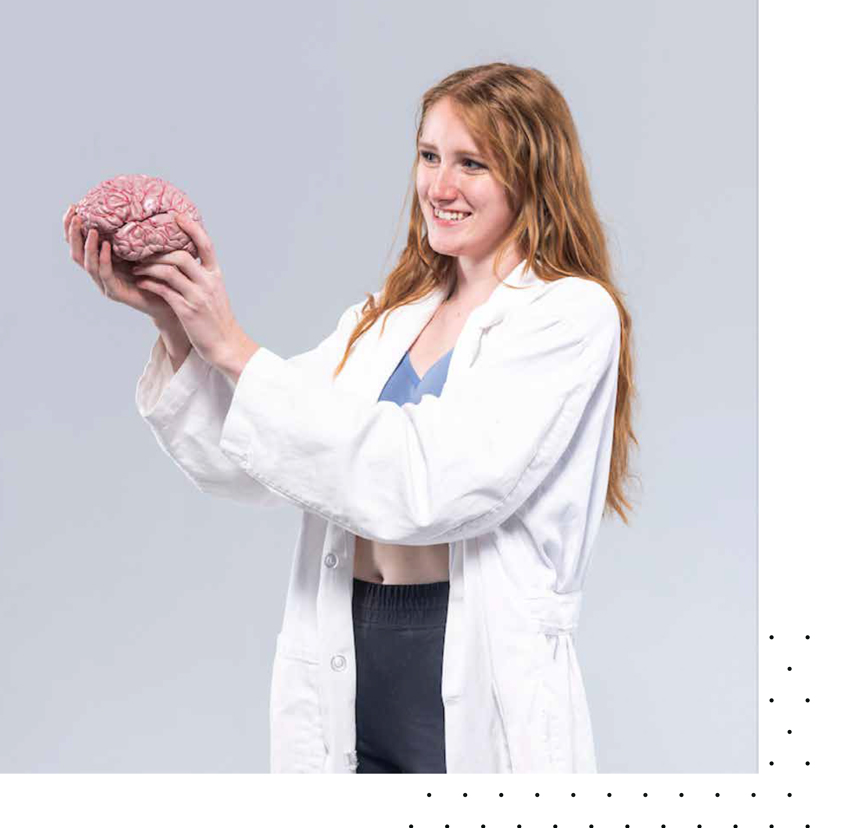 学生 holding a brain