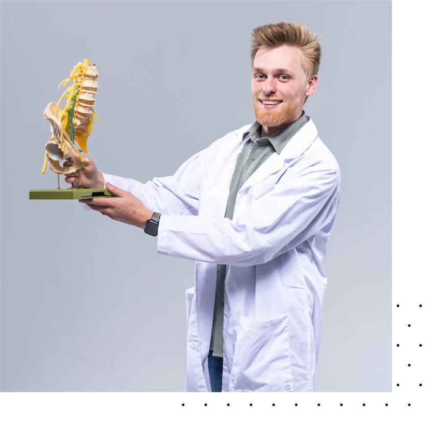 学生 holding spine