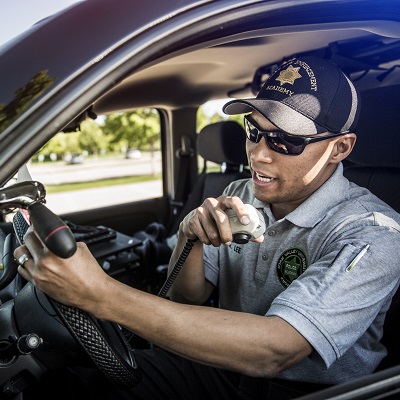 警察man talking into his radio