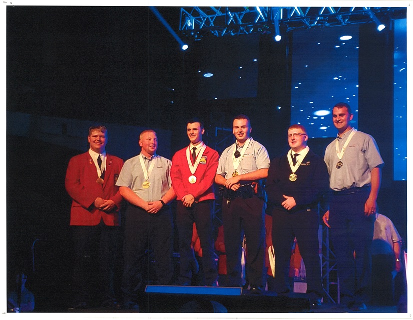 medal winners standing on stage at 国家s
