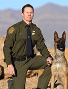 布莱克沃格特 with his K-9 partner