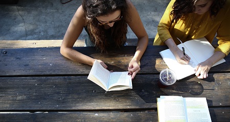 学生s with books