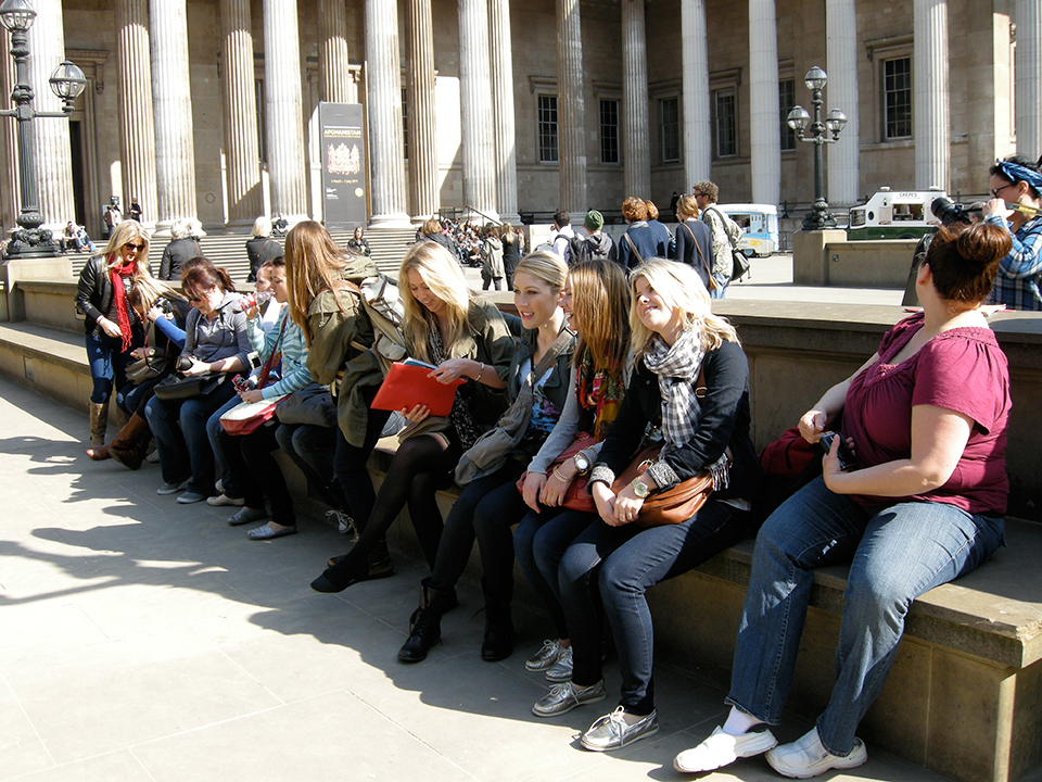 学生s sitting on bench