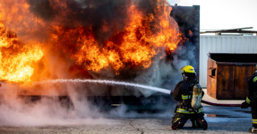 火fighter putting out a fire.