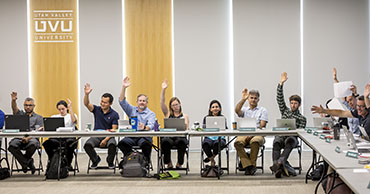成员 of the Senate voting by the raise of a hand.