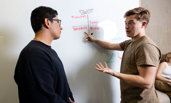 Industry mentor working with UVU 铅 certificate student