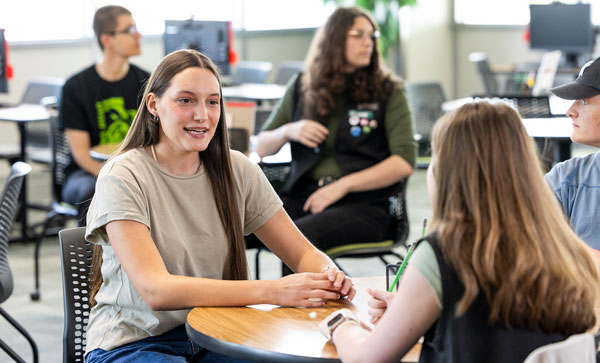 UVU 铅 Certificate Program students peer mentoring