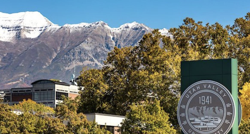 University seal 与 campus and mountains in the background.
