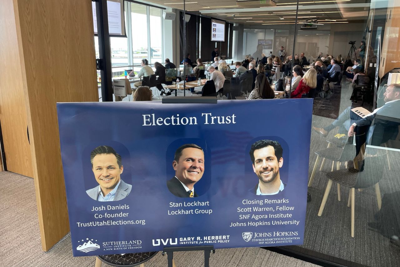 A forum on election trust takes place at 犹他谷大学 in Orem, Utah