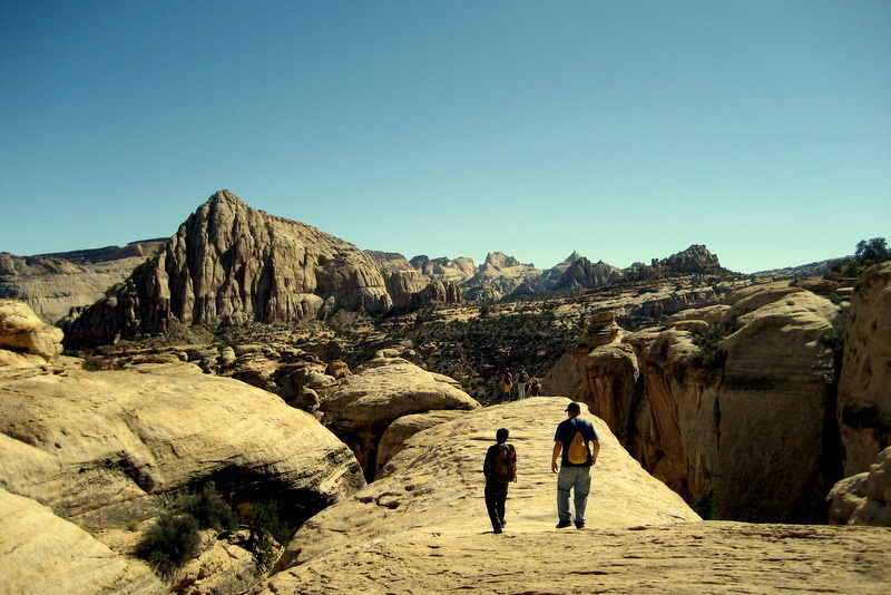 荣誉 学生s on natural bridge in Capitol Reef NP