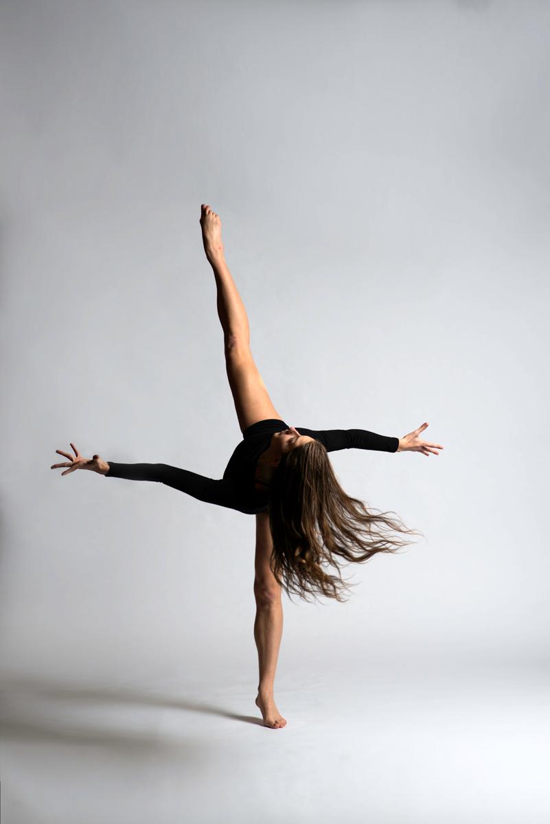 dancer from 当代舞蹈团