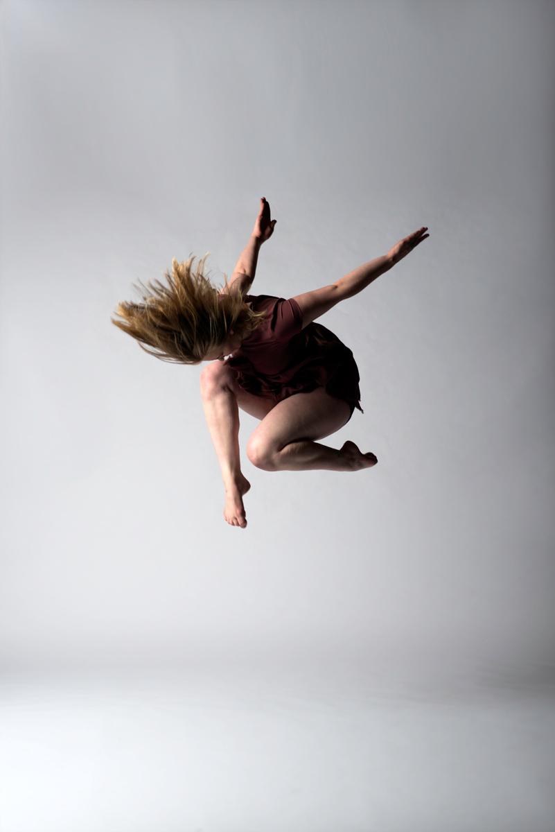 dancer from 当代舞蹈团
