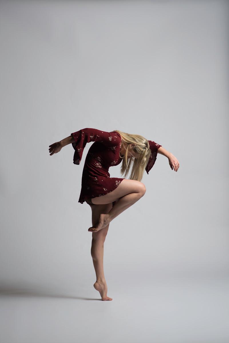 dancer from 当代舞蹈团