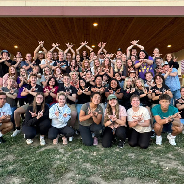 UVU大使 doing the UVU hand sign