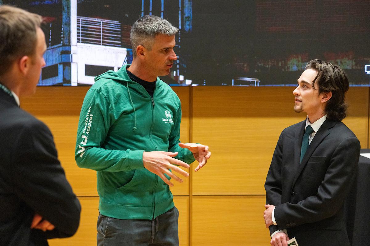 keynote speaker 亚当·西德维尔 speaking with students