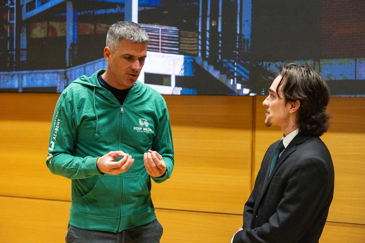 keynote speaker 亚当·西德维尔 speaking with a student