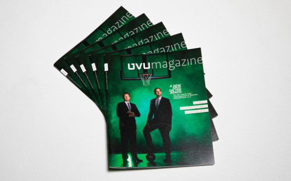 Stack of UVU杂志 issues.