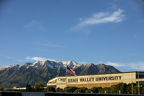 犹他谷大学 signage on building with mountain in the background