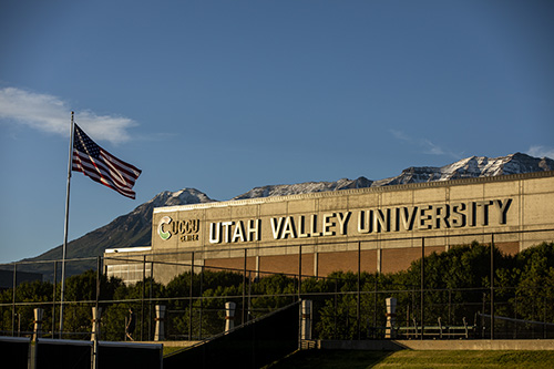 犹他谷大学 signage on building with mountain in the background