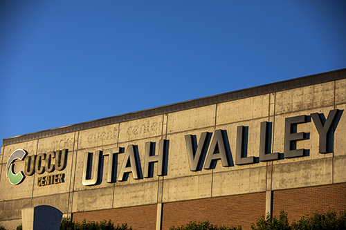 犹他谷大学 signage on building with mountain in the background