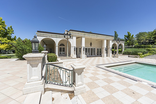 巴斯蒂安·博物馆 pool area.