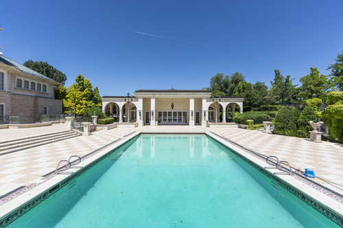 巴斯蒂安·博物馆 pool area.