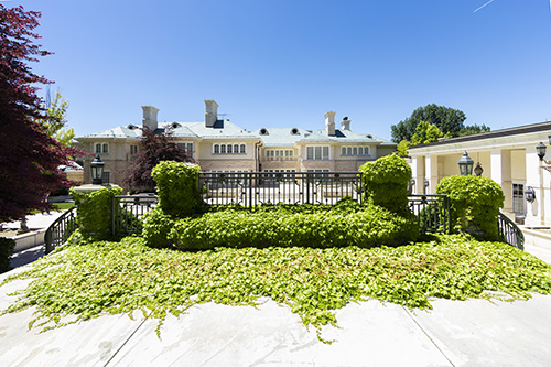 巴斯蒂安·博物馆 grounds.