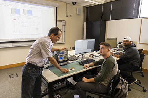 Professor and students in 计算机科学 program.