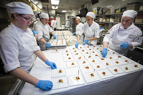 烹饪艺术 caters the annual Gala.