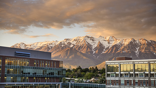 Wasatch Mountains backdrop the 富尔顿图书馆 at UVU.