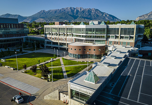 富尔顿图书馆 courtyard at UVU.