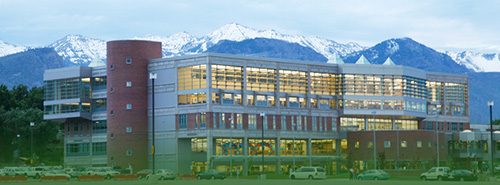 富尔顿图书馆 building with green gradient.