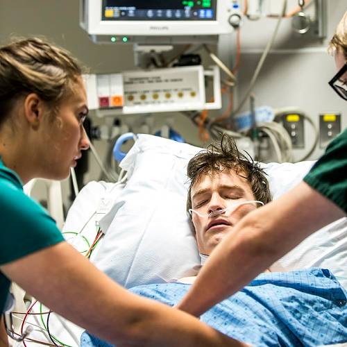 呼吸 Therapists working on helping a patient.