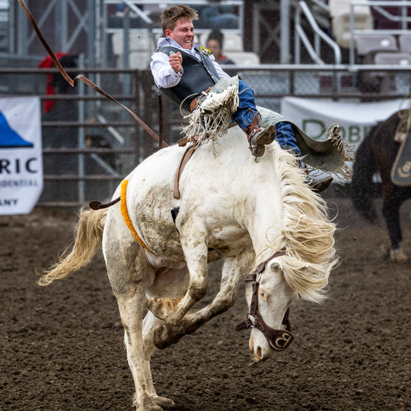 UVU竞技 team member bareback riding