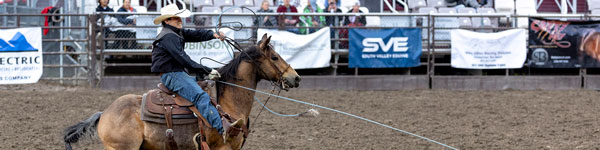 UVU竞技 team member roping
