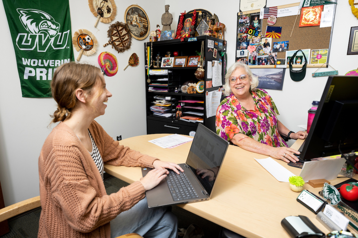 A student sitting with a first year advisor