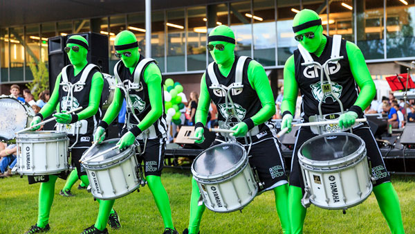 绿人团体 of UVU performing with their drums