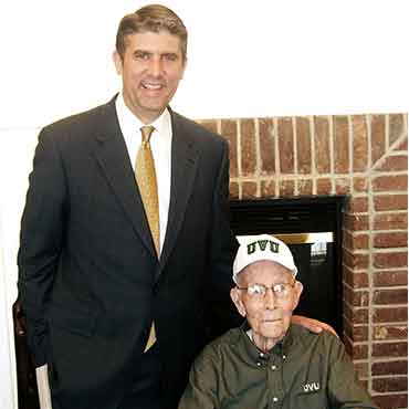 威尔逊索伦森 pictured here with then President of 犹他谷大学, Matthew Holldand.