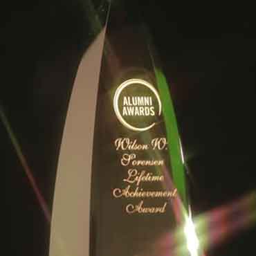 威尔逊索伦森 Lifetime Achievement award, made of glass, pointed at the top.