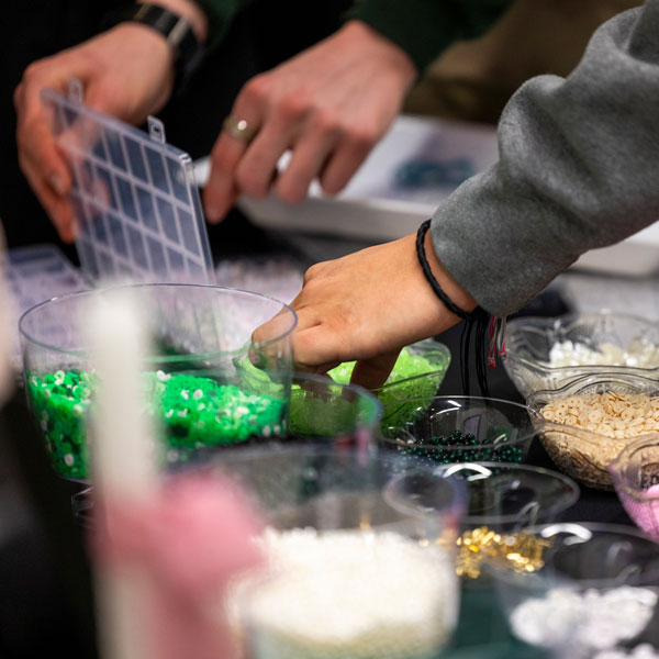 UVU students creating rings at 欧元区 event