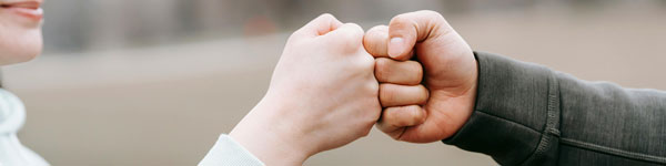 犹他谷大学 欧元区 team members fist bumping