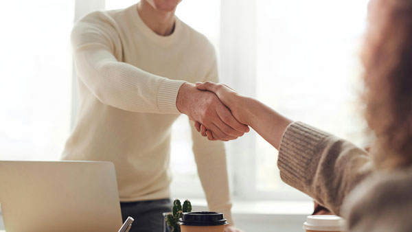 欧元区 team member shaking hands with an applicant