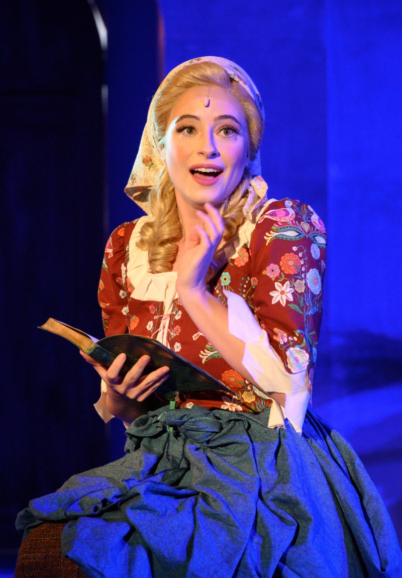 学生 singing in a play - decorative image