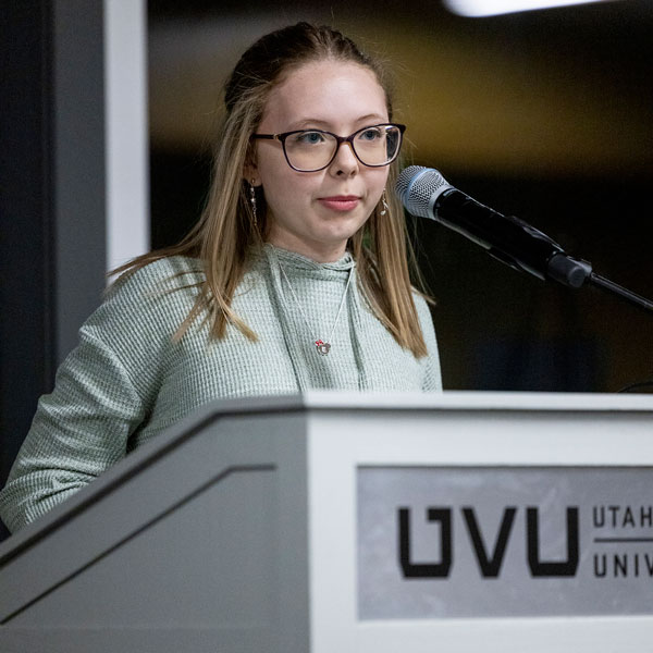UVU 学生 speaking at a podium